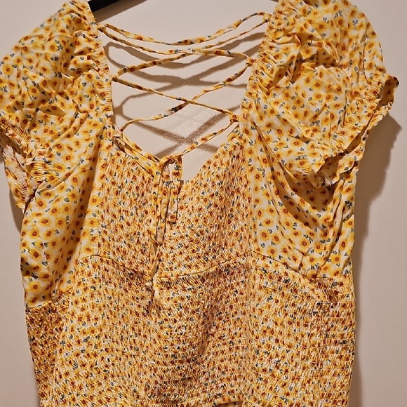 No Boundaries Yellow Floral Blouse - Picture 3 of 4